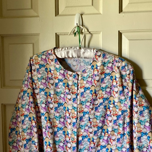 Barco multi print 100% cotton size medium scrub jacket. 3pockets. Teal cuffs. - Picture 2 of 8